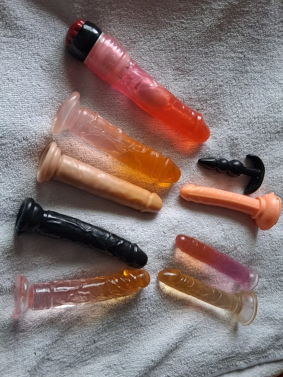 Paar bietet Slips und benutzte Dildos an